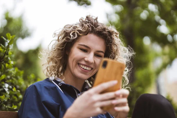 Ung Kvinna Som Använder Mobiltelefon Staden — Stockfoto