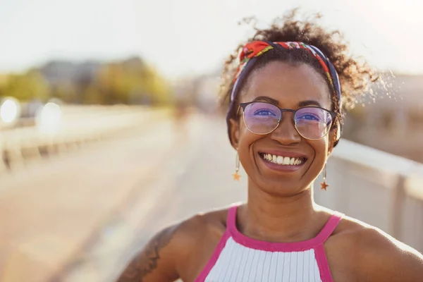 Retrato Mujer Joven Sonriendo Aire Libre Atardecer — Foto de Stock