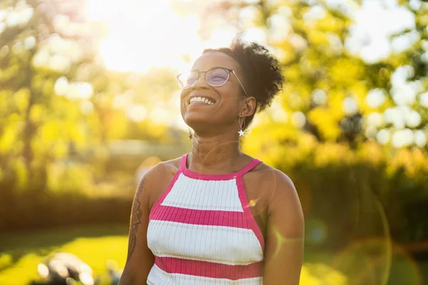 Retrato Mujer Joven Sonriendo Aire Libre Atardecer — Foto de Stock