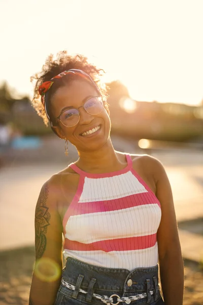 Potret Wanita Muda Tersenyum Luar Rumah Saat Matahari Terbenam — Stok Foto