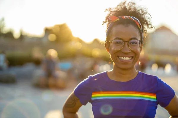 Mujer Con Camiseta Con Bandera Arco Iris Aire Libre — Foto de Stock