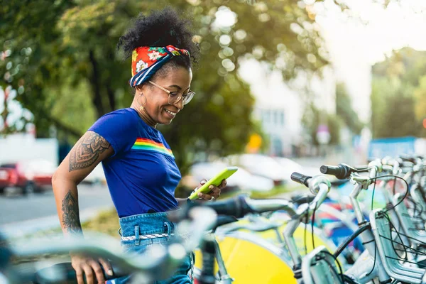 Ung Kvinna Som Använder Hyra Cykel Staden Med Smartphone — Stockfoto