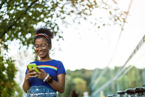 Ung Kvinna Som Använder Mobiltelefon Staden — Stockfoto