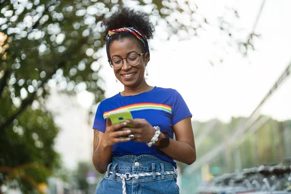 Ung Kvinna Som Använder Mobiltelefon Staden — Stockfoto