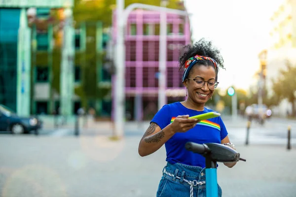 Kvinna Hyra Elektrisk Push Scooter Stan — Stockfoto