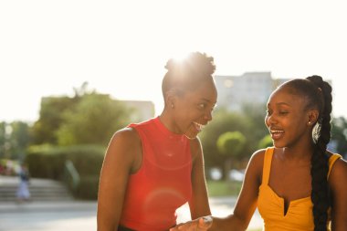 İki kız arkadaş şehirde eğleniyor.