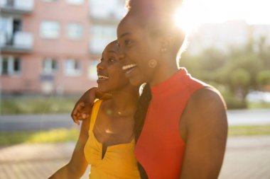 İki kız arkadaş şehirde eğleniyor.