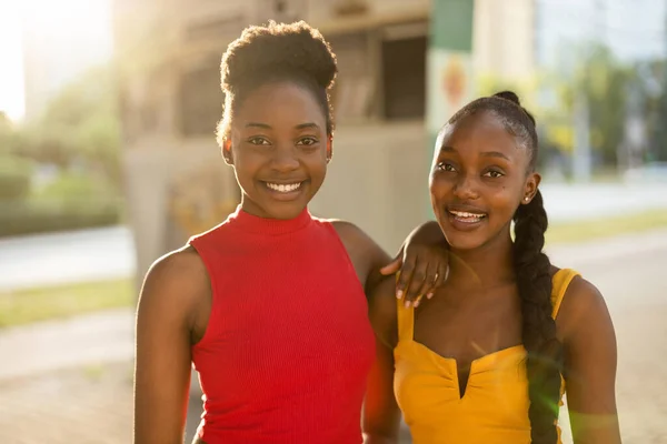 Retrato Duas Belas Mulheres Jovens Que Estão Juntas Livre — Fotografia de Stock