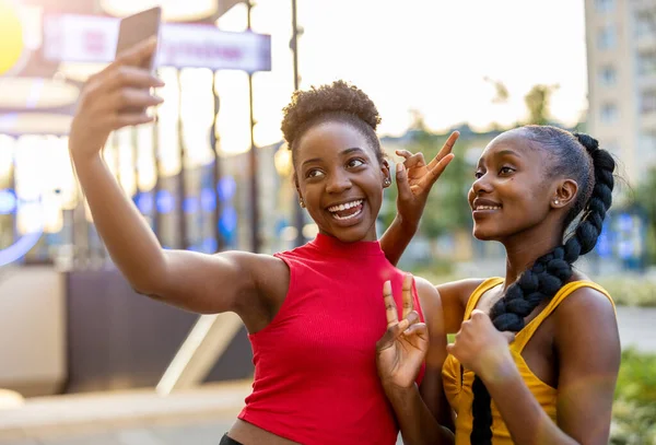 Mutlu Kız Arkadaşlar Dışarıda Selfie Çekiyorlar — Stok fotoğraf