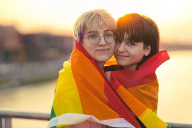 Gökkuşağı bayrağı takan cinsiyet değiştiren bir çiftin portresi