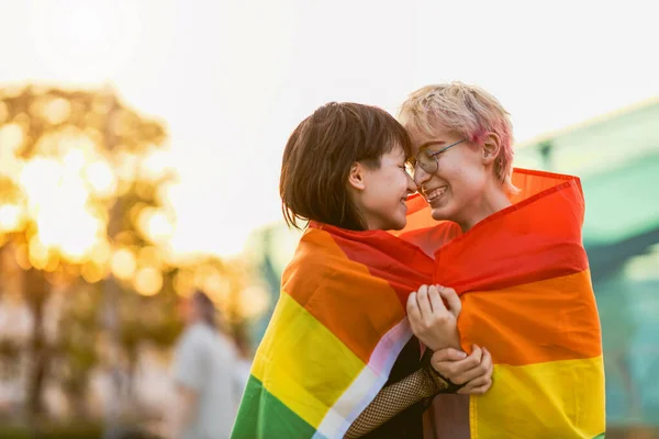 虹の旗を身に着けているジェンダー流体のカップルの肖像 — ストック写真