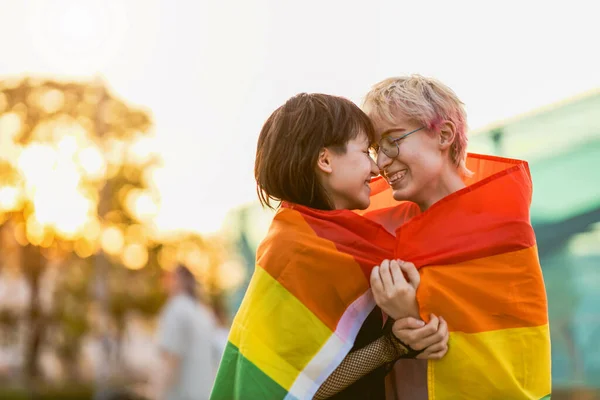 Retrato Una Pareja Fluida Género Con Bandera Arco Iris — Foto de Stock