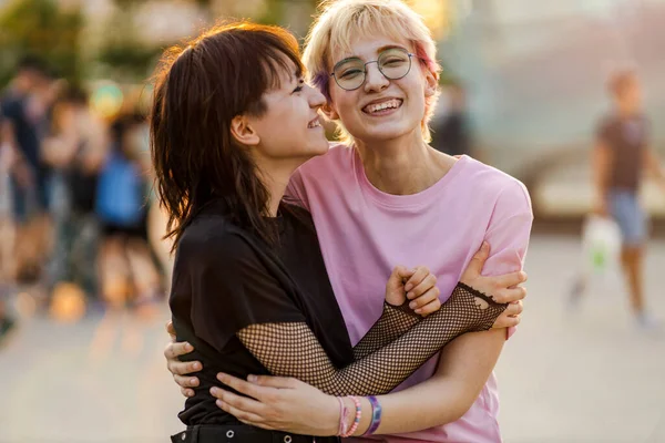 Young Gender Fluid Couple Hugging City Street — Stock Photo, Image