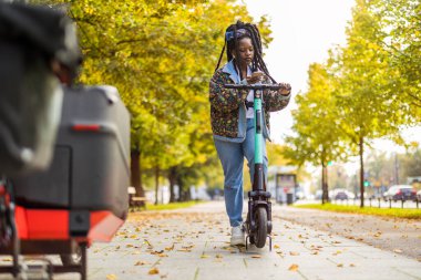 Akıllı telefondan elektrikli scooter çalıştırılıyor 