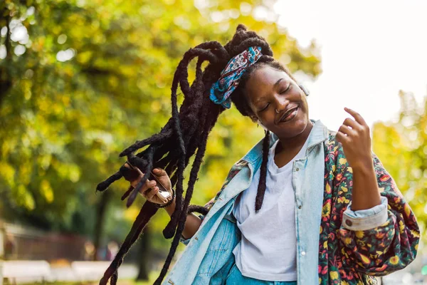 Jonge Vrouw Genieten Van Dansen Luisteren Muziek Buiten — Stockfoto