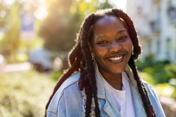 Retrato Joven Feliz Aire Libre — Foto de Stock