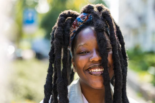 Retrato Jovem Mulher Feliz Livre — Fotografia de Stock