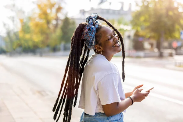 Mujer Joven Atractiva Usando Teléfono Inteligente Aire Libre — Foto de Stock