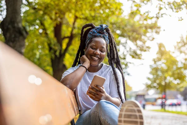 Mujer Joven Atractiva Usando Teléfono Inteligente Aire Libre — Foto de Stock