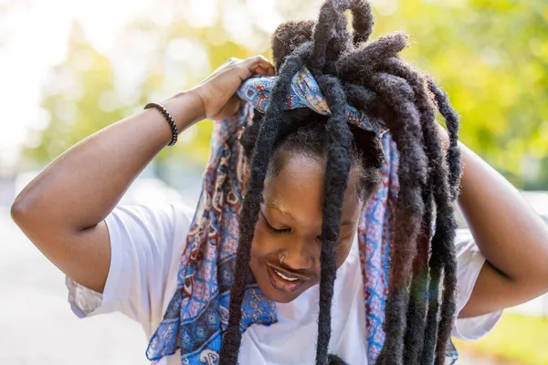 Güzel genç bayan başörtüsü takıyor.