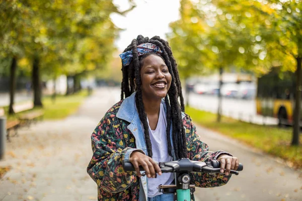 Elektrikli Scooter Kullanırken Gülümseyen Mutlu Kadın — Stok fotoğraf
