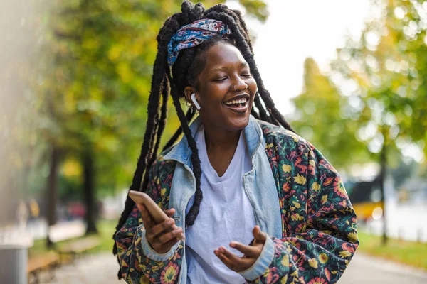 Mujer Joven Disfrutando Bailando Escuchando Música Aire Libre — Foto de Stock