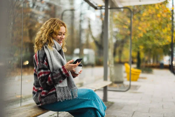 Jovem Mulher Usando Telefone Inteligente Estação Ônibus — Fotografia de Stock