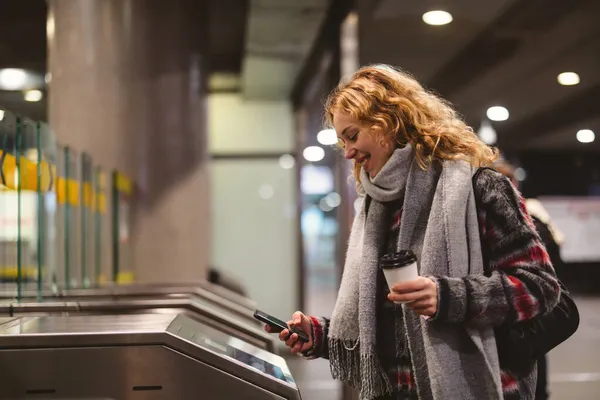 Νεαρή Γυναίκα Check Out Στο Σταθμό Του Μετρό Χρησιμοποιώντας Κινητό — Φωτογραφία Αρχείου
