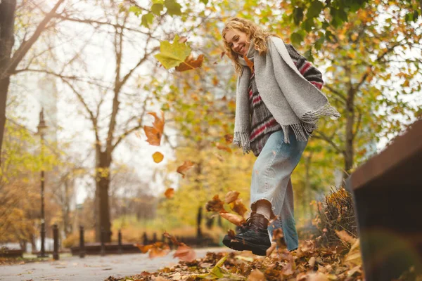 Šťastná Mladá Žena Podzimním Parku — Stock fotografie