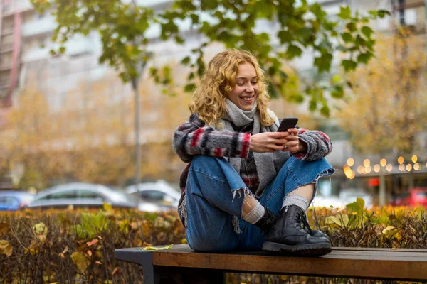 Портрет Улыбающейся Молодой Женщины Городе Мобильным Телефоном — стоковое фото