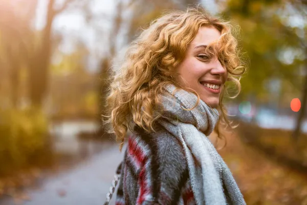 Šťastná Mladá Žena Podzimním Parku — Stock fotografie