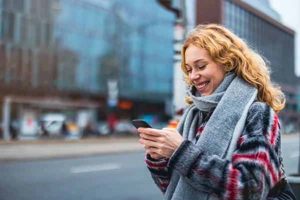 Portrait Smiling Young Woman City Holding Mobile Phone — Stock Photo, Image