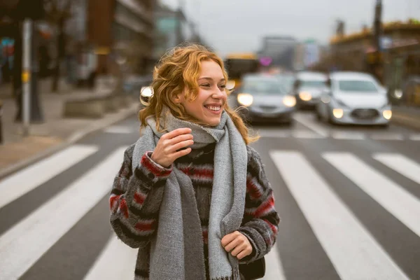 Молодая Женщина Пешеходном Переходе Варшаве — стоковое фото