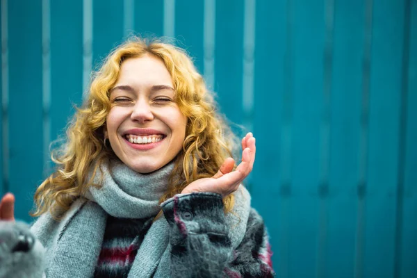 Mujer Joven Sonriente Contra Valla Azul — Foto de Stock