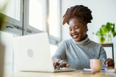 Laptop ofisinde çalışan kadın