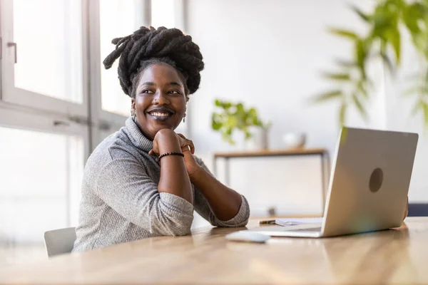 Frau Arbeitet Ihrem Büro Laptop — Stockfoto