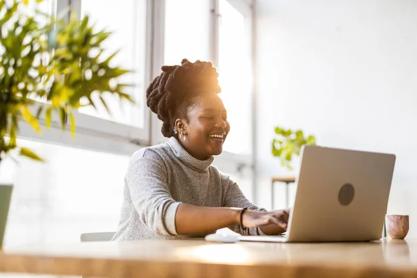 Donna Che Lavora Sul Computer Portatile Nel Suo Ufficio — Foto Stock