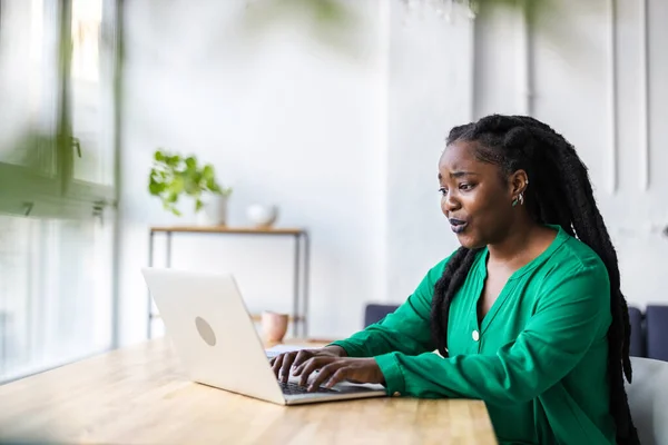 Frau Arbeitet Ihrem Büro Laptop — Stockfoto