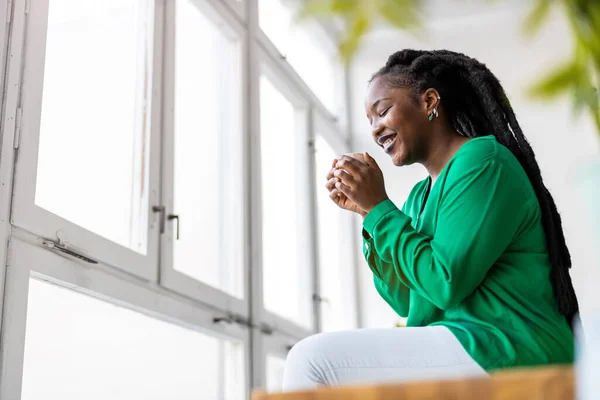 Portret Van Een Lachende Creatieve Vrouw Een Modern Loft Kantoor — Stockfoto