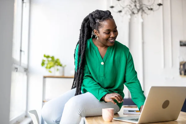 Frau Arbeitet Ihrem Büro Laptop — Stockfoto