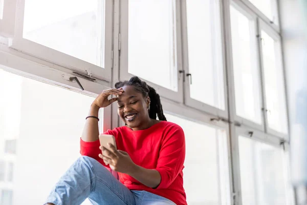 Mujer Joven Usando Smartphone Loft Office — Foto de Stock