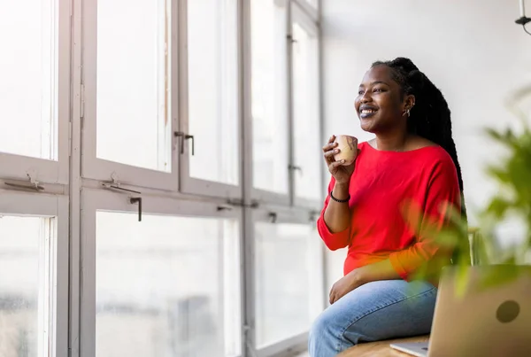 Portret Van Een Lachende Creatieve Vrouw Een Modern Loft Kantoor — Stockfoto