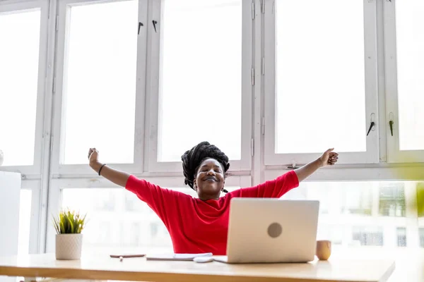 Frau Arbeitet Ihrem Büro Laptop — Stockfoto