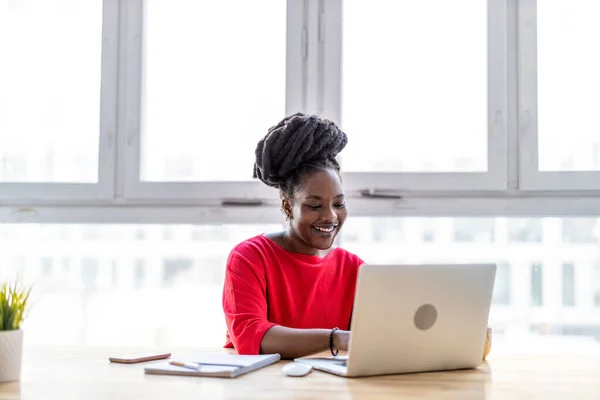 Frau Arbeitet Ihrem Büro Laptop — Stockfoto