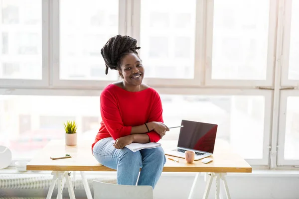 Retrato Uma Mulher Criativa Sorridente Escritório Moderno Loft — Fotografia de Stock