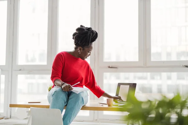 Mulher Trabalhando Laptop Seu Escritório — Fotografia de Stock