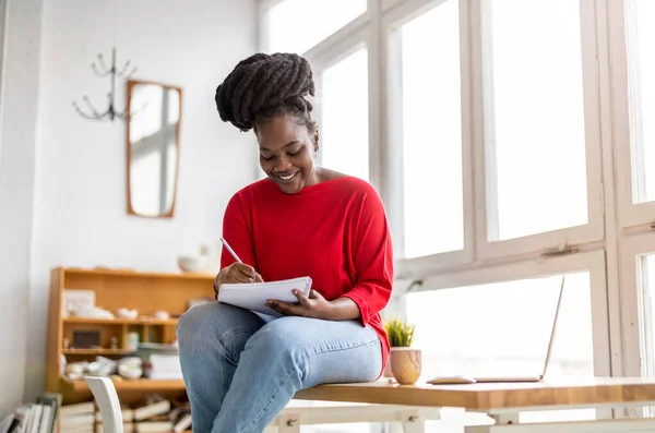 Jonge Vrouw Kijkt Naar Papierwerk Een Kantoor — Stockfoto