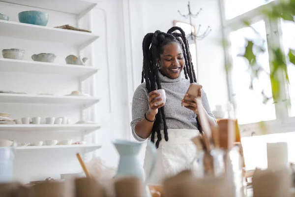 Woman Pottery Artist Working Her Art Studio —  Fotos de Stock