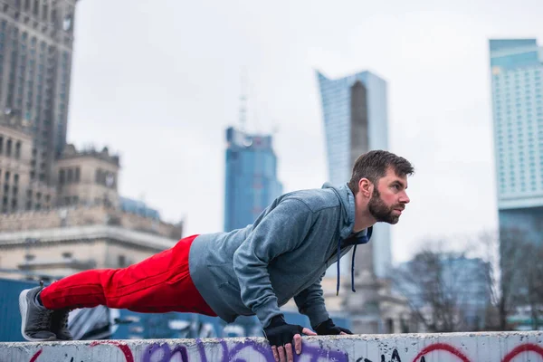 Jeune Homme Faisant Exercice Milieu Urbain — Photo