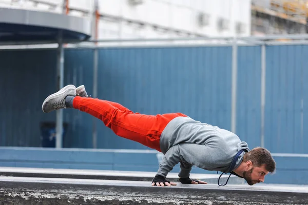 Jeune Homme Faisant Exercice Milieu Urbain — Photo